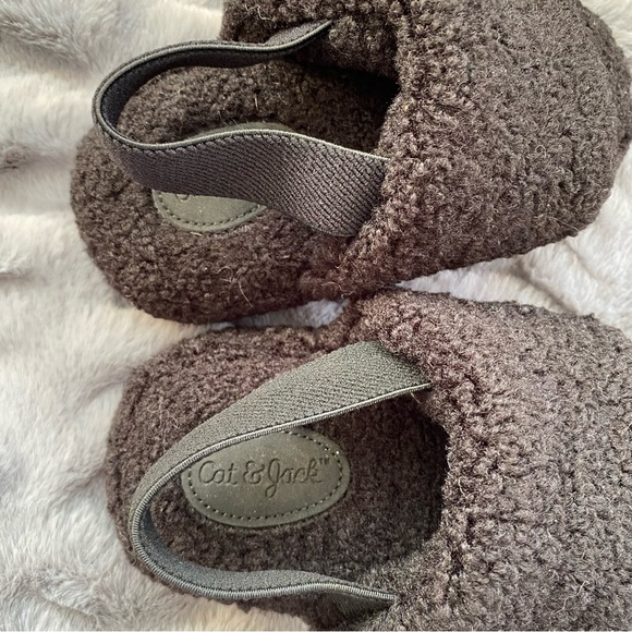 Cat & Jack Avi Single Strap Shearling Slippers - Picture 7 of 9
